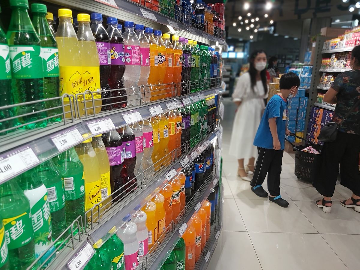 以矿泉水为例分析永辉超市和便利店的价格差异500字