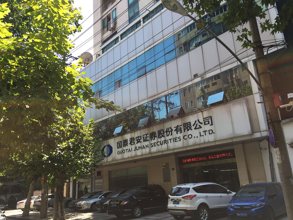 新建一栋心血管病诊疗中心大楼地下2层地上10层包含：医疗净化区、病房区、办公区有DSA、ICU、CCU、直升机停机坪从项目的特点、前期的考察、设计方案、建设过程中的管理不足站在代建管理单位的角度进行项目的全面总结