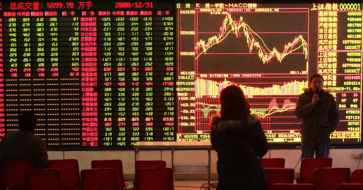 图为2008年12月31日,在武汉市一证券公司营业厅,股民关注大盘走势.