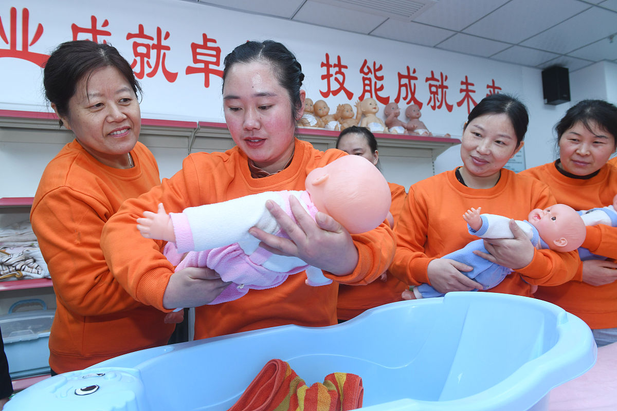 母婴护理师工资待遇：月薪多少？如何提升收入？