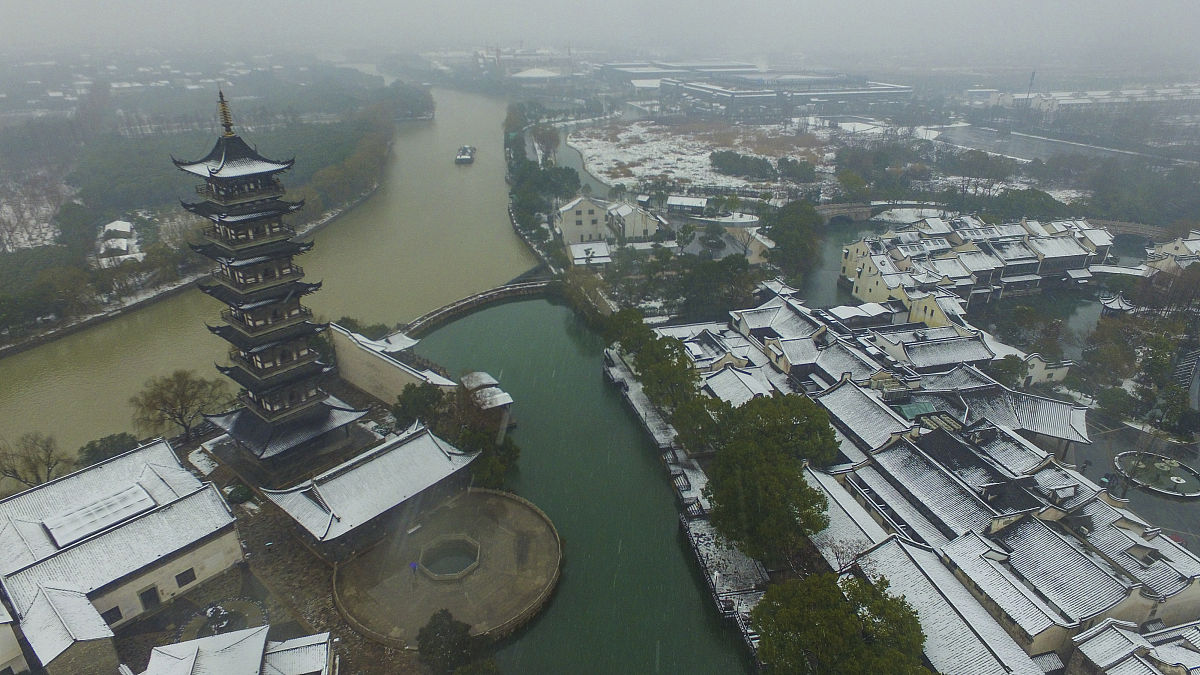 2018年1月25日,浙江嘉兴,乌镇景区漫天雪花,古镇银装素裹,宛如雪国童