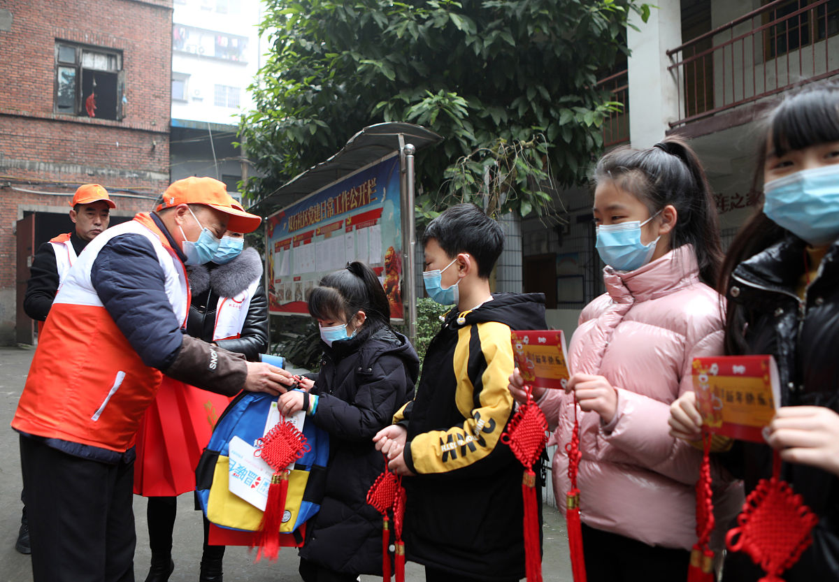 题目：你在学校参与过什么活动？
答案：报名参加利用暑假志愿去给社区留守儿童传授疾病保健知识（大概英文100词，并给出中文）