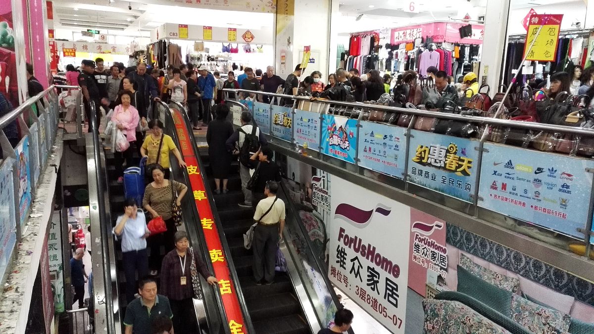 2018年9月26日,北京西城官园批发市场闭市前几天,商家大幅打折甩货,购