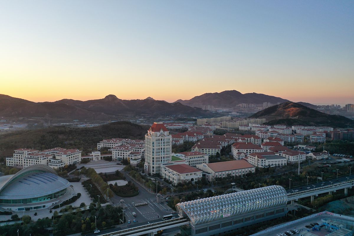 2020年11月10日,青岛,中国海洋大学崂山校区秋日清晨日出.