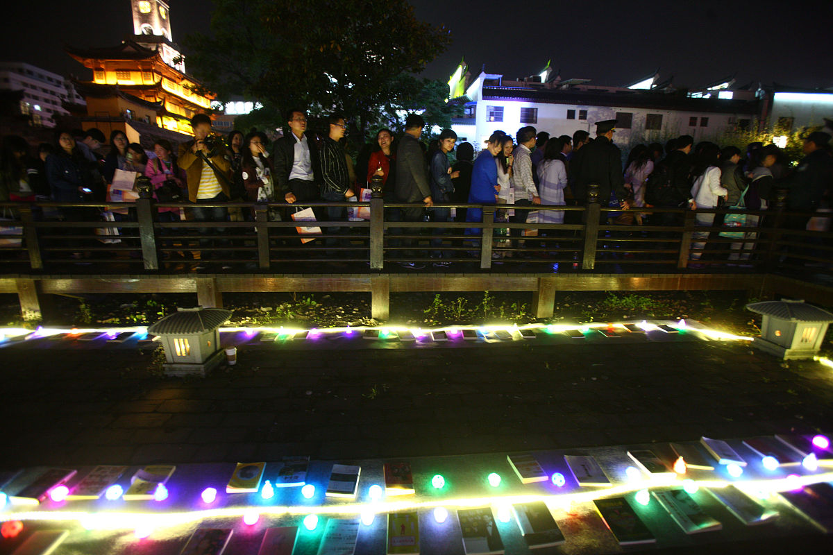 写一段文字描述，盛夏夜晚荷花池旁边吃烧烤的场景