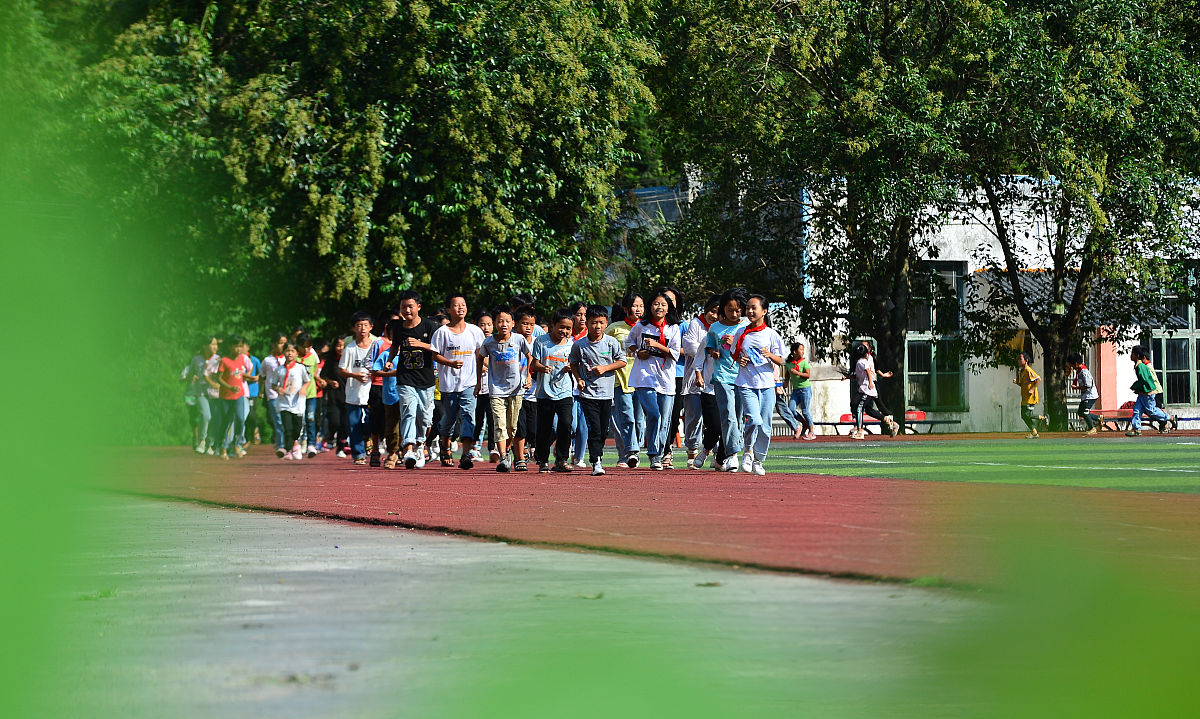 同学们马上就要小学毕业了回想6年间的点滴每一天都留下了童年的脚印请你从中选最特别的一天也许那天是自己荣登榜单心中窃喜也许那天品尝到了友情的甜蜜也许那天战胜自我获得了成长的历练请将那一天细细品味好好收藏请以那一天为题写一篇记叙文不少于450字