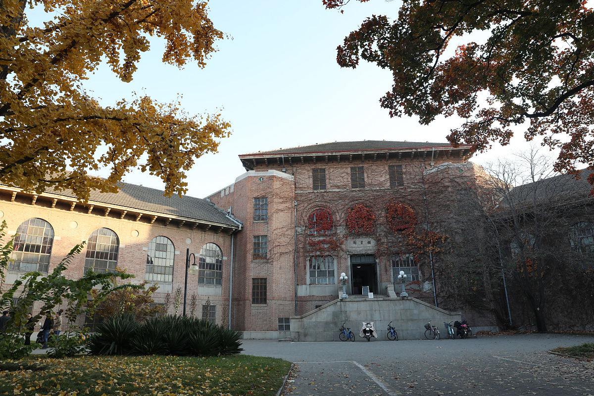 2019年11月8日,北京,清华大学校园秋色.