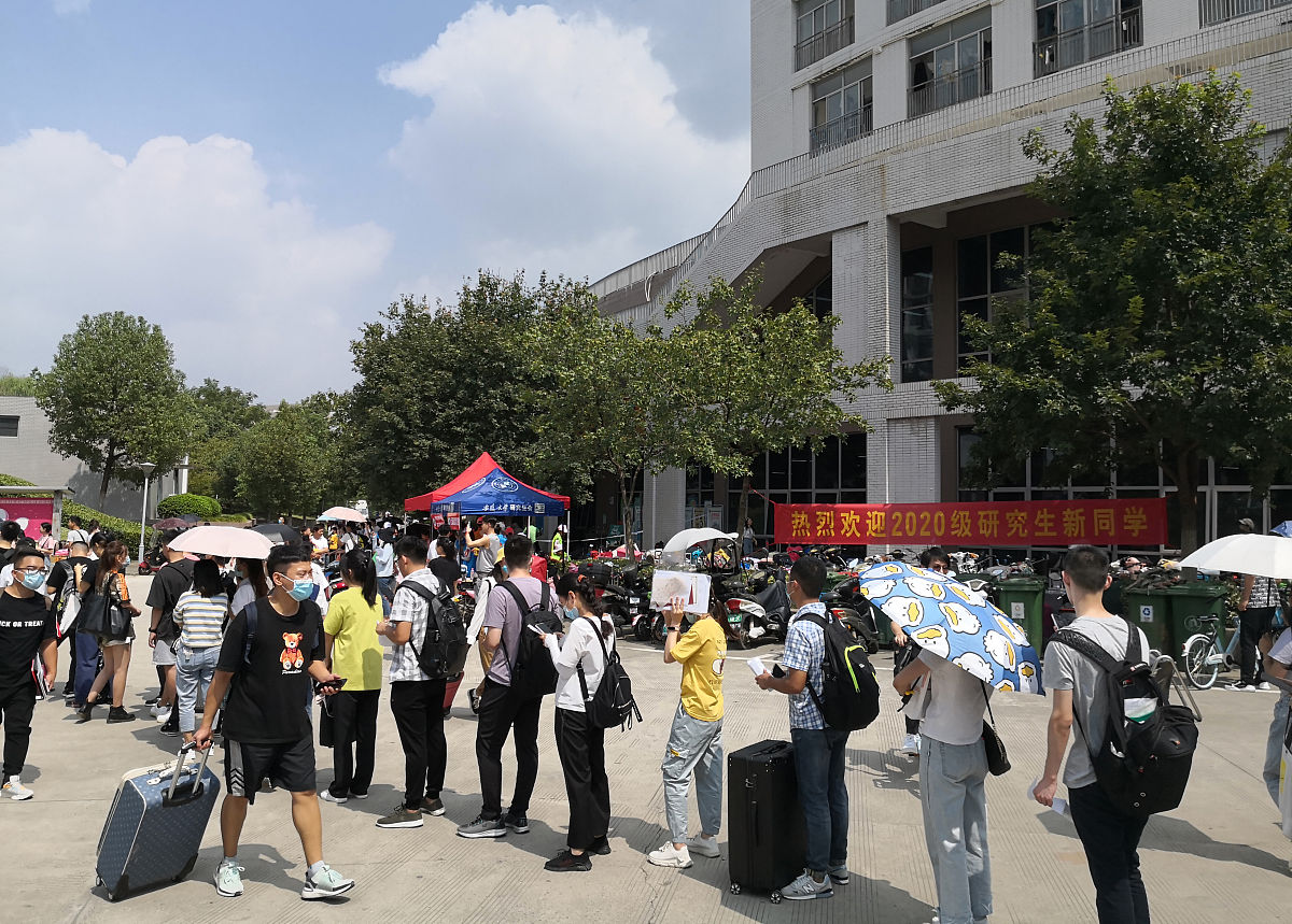 画面1：镜头：长镜头时间：早晨画面内容：学校大门口新生们排队报到互相交流拍摄要求：拍摄角度要低能够看到整个队伍的长度和学校大门的标志参与角色：新生、志愿者、工作人员拍摄要点：突出新生们的期待和兴奋展示大学校门的氛围根据这一段画面延伸出三分钟左右的视频 细化到每个镜头几秒钟什么画面