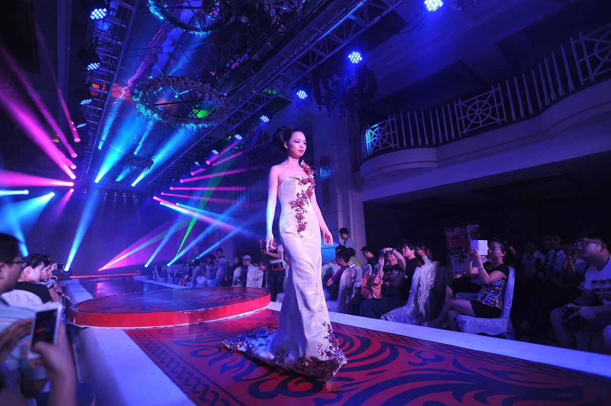 用3-5个词语描述六十年代小姐服装店铺的消费者的需求是什么？或者需求的主要特点是什么？