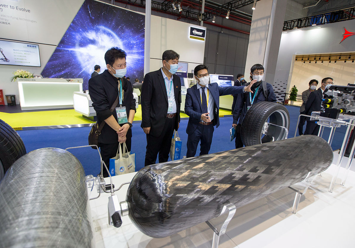 70mpa储氢罐储氢量70MPa储氢罐的储氢量取决于其体积和设计压力。一般来说70MPa储氢罐的储氢量在10-50升之间具体取决于罐体的尺寸和材料。例如一个直径为250毫米高度为500毫米的70MPa储氢罐其储氢量约为20升。每升多重