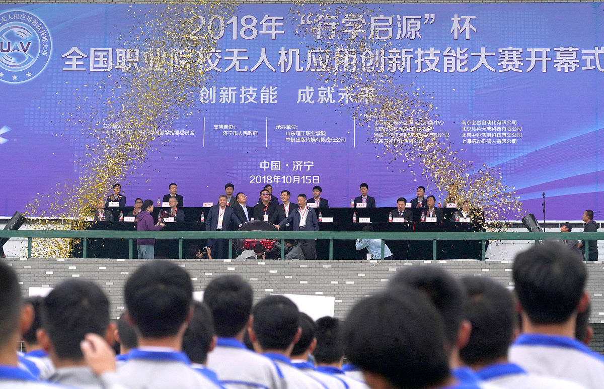 请将这段邀请函文字写的更有感情：为国而生、与国同行诞生于国家奋发之际成长于民族复兴之中北航即将迎来建校七十一周年华诞。30万海内外校友共同期待遥相祝愿。六载耕耘逐梦追光。全力支持北航科创事业北航全球科创大赛再度启航。自2017年以来大赛已连续举办6届累计征集专精特新硬科技创业项目4000余个获奖项目直接融资超30亿元借助大赛平台东风乘势发展的公司估值超2000亿元。整合科技创新资源引领发展战略性新