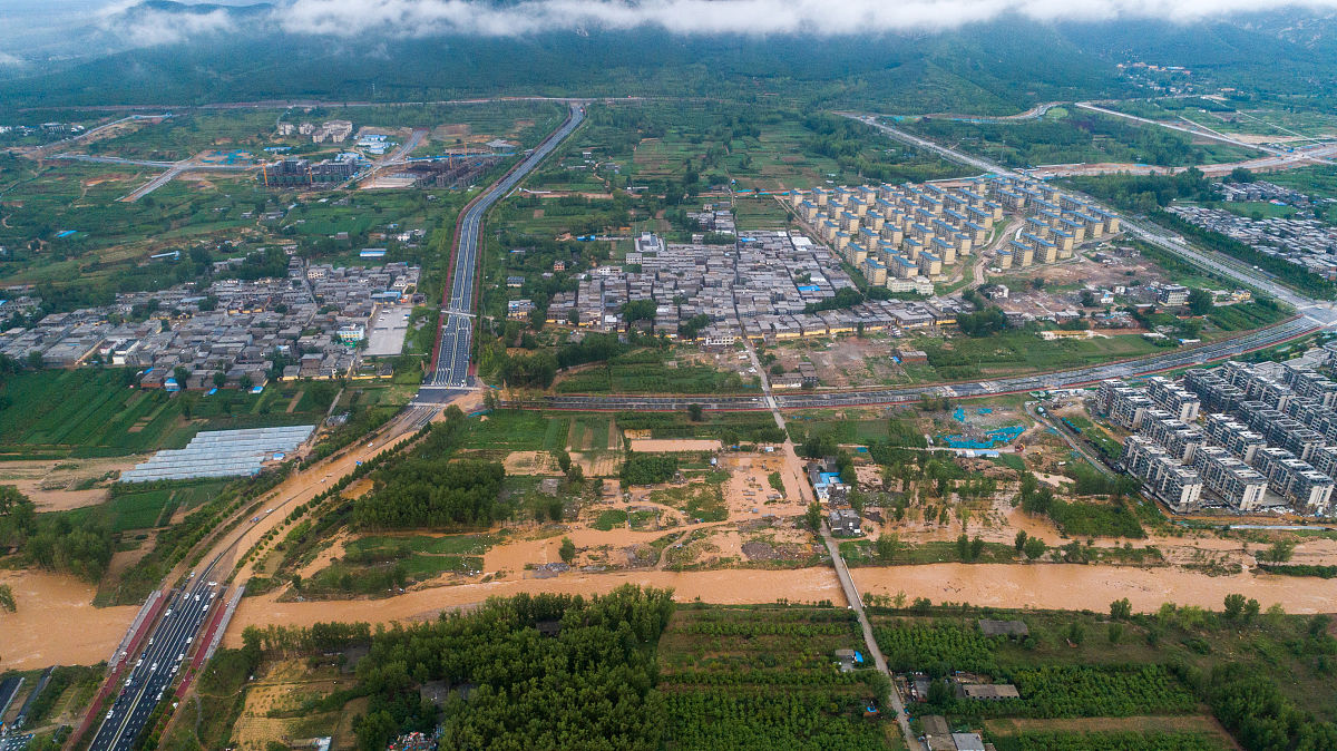 河南雨后女子拜天引热议，网友：是虔诚还是戏精？