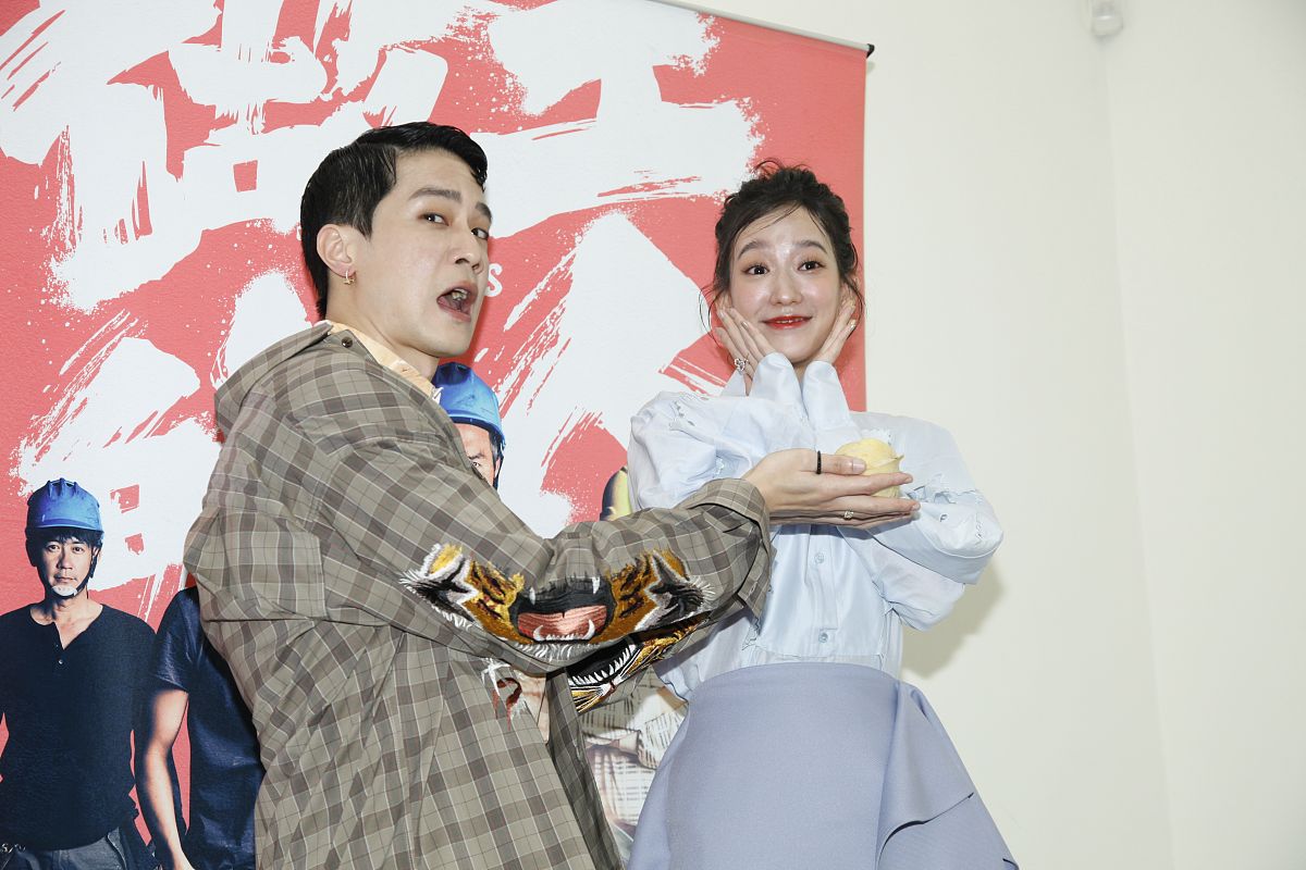 何盼一家四口Rap：押韵歌词，讲述幸福家庭故事