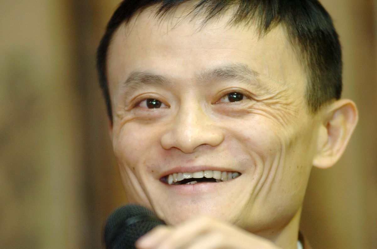2005年3月30日,在杭州西湖边,阿里巴巴ceo马云正在参加一论坛.+++_+++