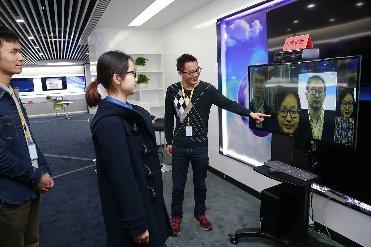 【问题描述】 人脸识别是基于人的脸部特征信息进行身份识别的技术包括人脸图像采集及检测、图像预处理、特征提取以及匹配与识别四大部分。本题请你为机器人警察实现一个非常简单的特征匹配算法帮助查找罪犯：即给定数据库中存储的某罪犯的双眼间距、鼻梁长度、唇宽然后与面前这个人的特征数据进行匹配判断其是否该罪犯。【输入形式】 输入在第一行中给出罪犯的双眼间距 L 0 、鼻梁长度 L 1 、唇宽 、以及