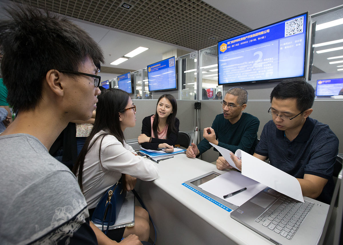 以《民办高校设计学学科专业实践教学与社会需求的匹配研究》为研究课题阐述本课题研究的主要参考文献。