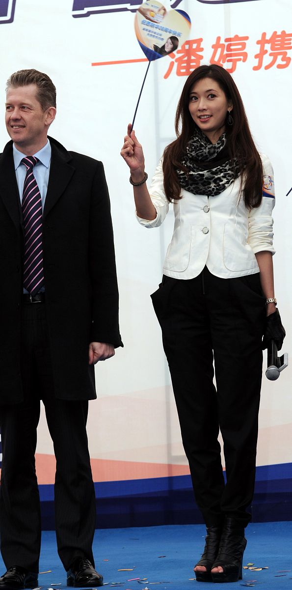 2011年1月15日,林志玲一早来到上海西郊百联购物中心露天广场,为代言
