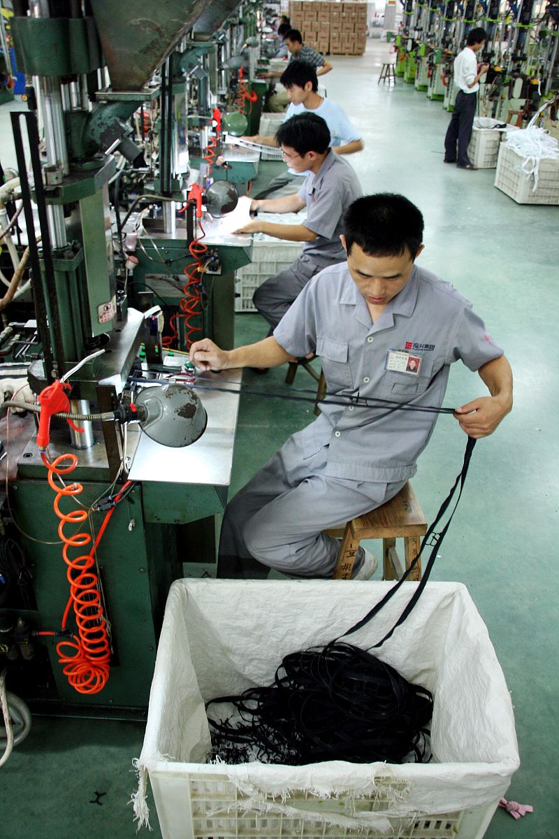2008年10月18日,福建晋江,福兴集团拉链生产车间.