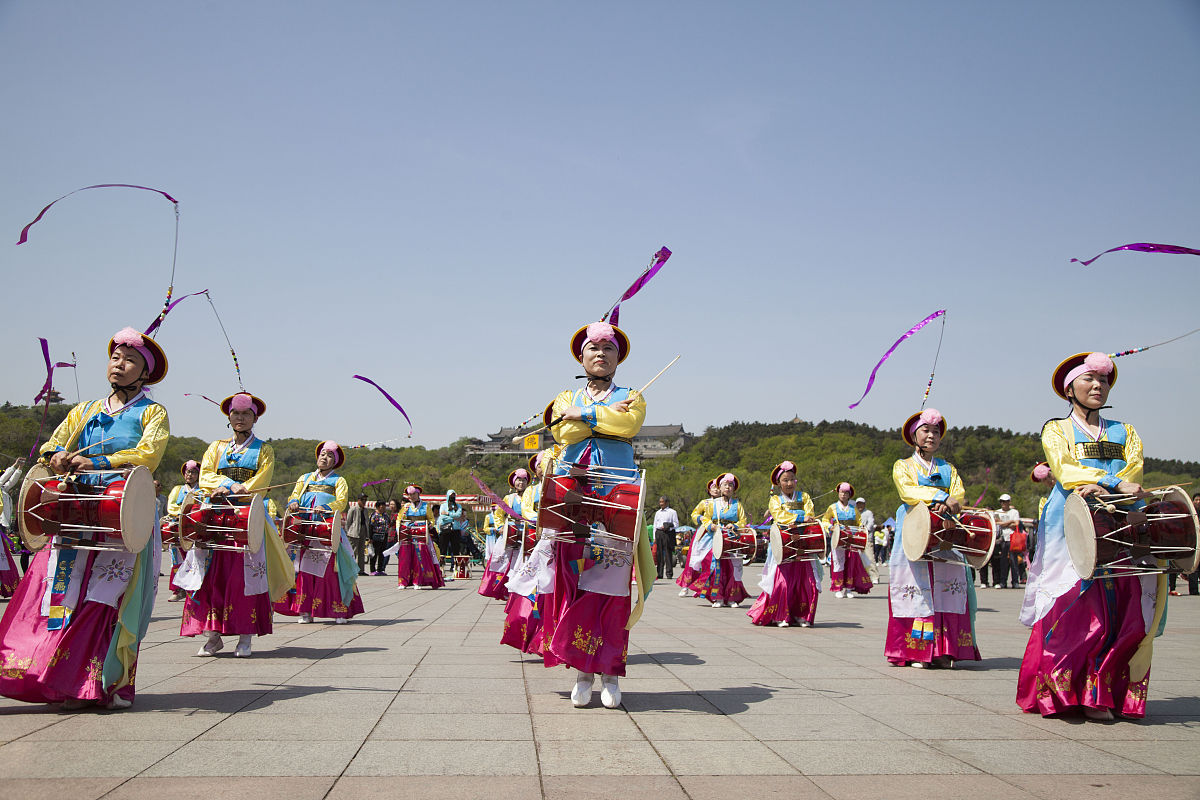 2017年5月3日,吉林省吉林市满族和朝鲜族同胞在人民广场表演非遗舞蹈,