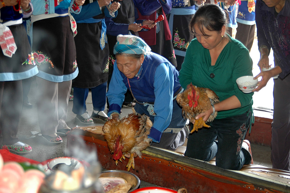 2009年8月2日,云南大理,白族人的日常生活.大理白族人在神庙.