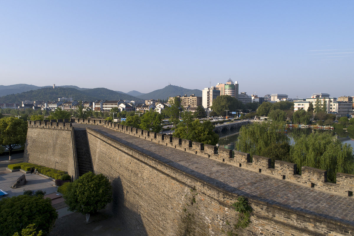 2020年4月14日,湖北省襄阳市,襄阳古城西护城河段明清城墙.