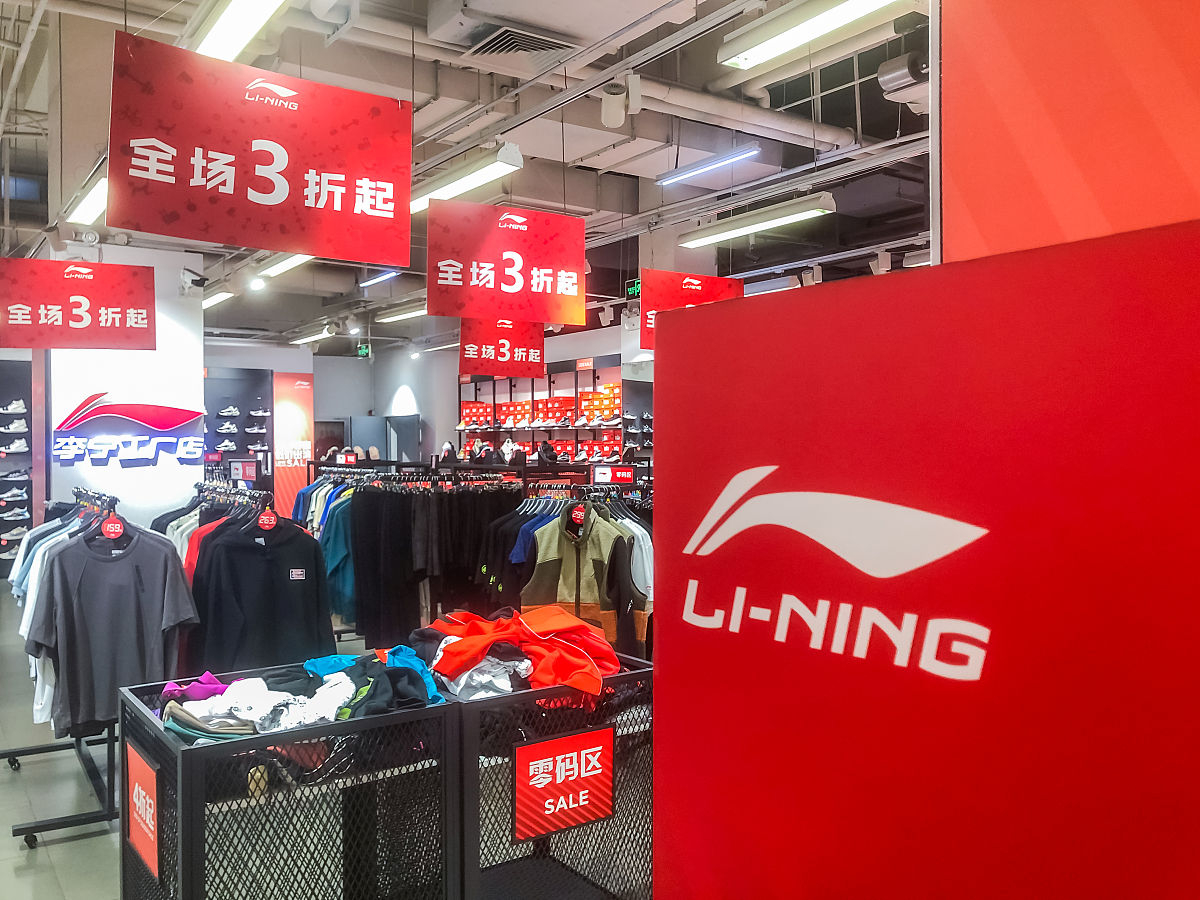 请对论文《我国运动服装品牌企业战略管理研究——以李宁公司为例》的国内文献综述进行概述：格式为作者+年份+观点