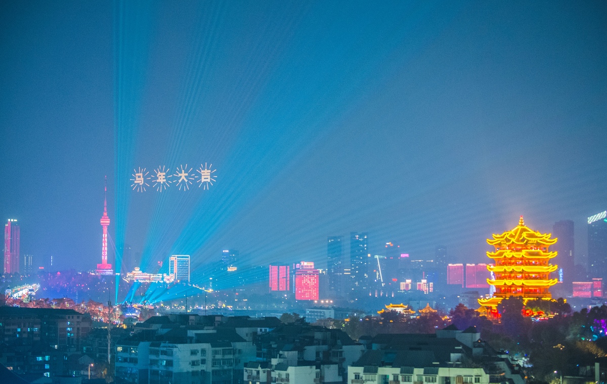2026年2月18日,湖北武汉,农历大年初二晚上,4000架无