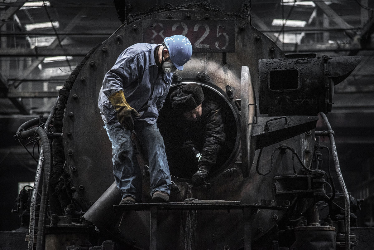 根据以下简介 效仿小说 生成第一章 起点：背叛 要求2000字 感情真切 有很多对话 有代入感 ：赵干地是一名从军多年的兵王在一次任务中遭受背叛被人陷害入狱