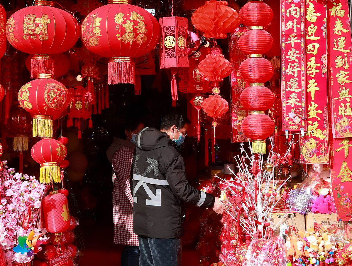 2021年1月17日,市民在武汉市硚口区汉正街采购"中国结".