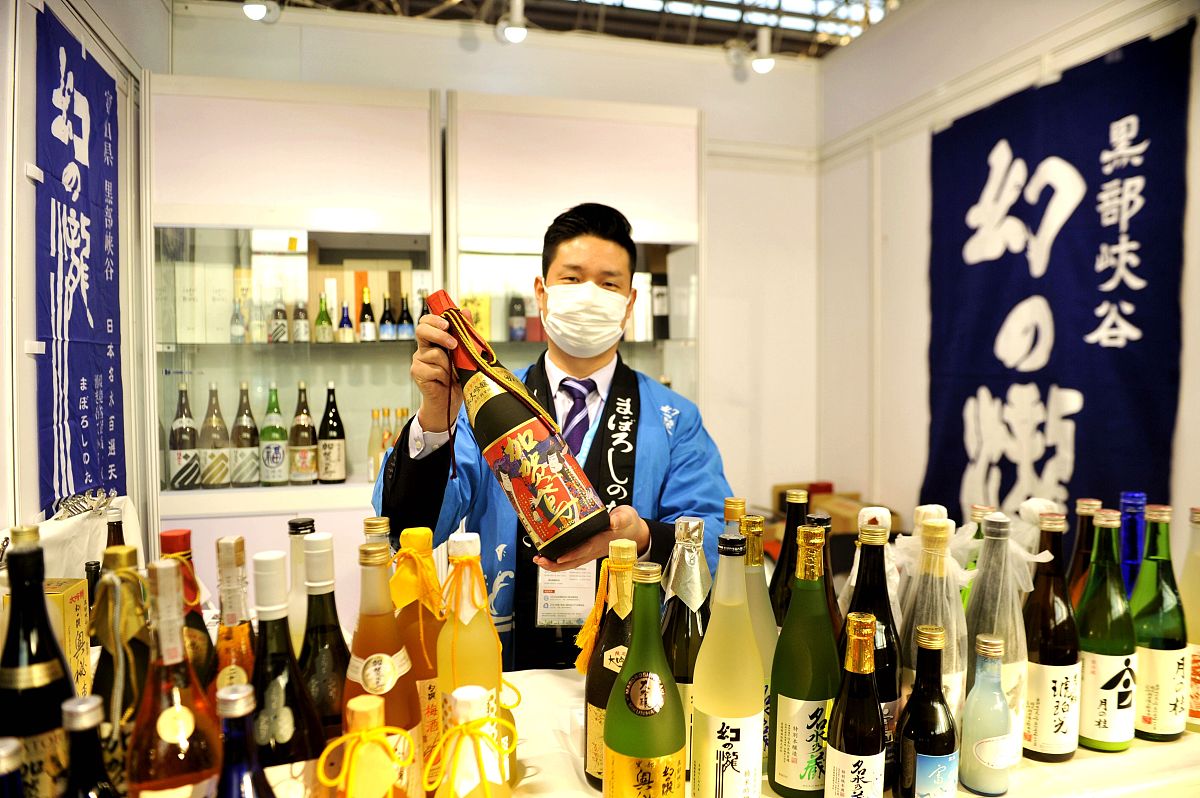 望将其放置在客房或休息室中。在其中放入日本清酒等饮料面向入境游客销售日本清酒客房：小型型号休息室：小型中型型号希望可以同时存储日本清酒葡萄酒为了在新建筑设计时考虑到这一点需要一年以上的时间来提高销售业绩1年为单位开发业务用小型冰吧的日本B2B产品作为Only AQUA的产品主要投放在高档酒店和高档餐厅中。目标是实现30以上的毛利率成为未来几年B2B业务的爆发点。翻译成中文