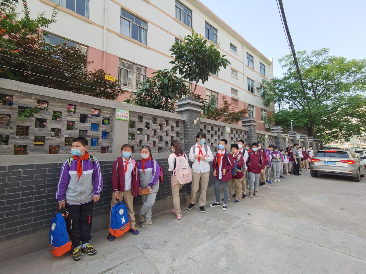 2020年5月18日,南京市回龙桥小学学生在校门口入口处排队,等候进入校