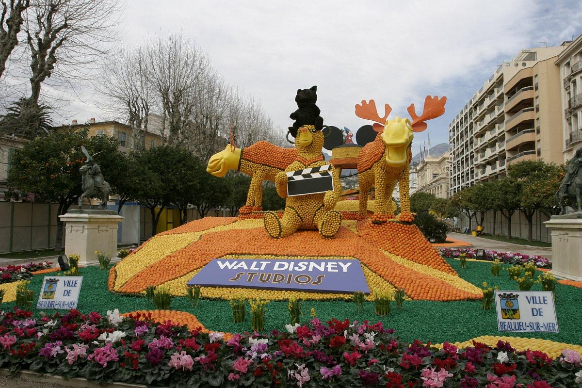 2004年2月11日,法国蒙顿,蒙顿人迎来了第71届柠檬节.蒙顿人将柠檬节定