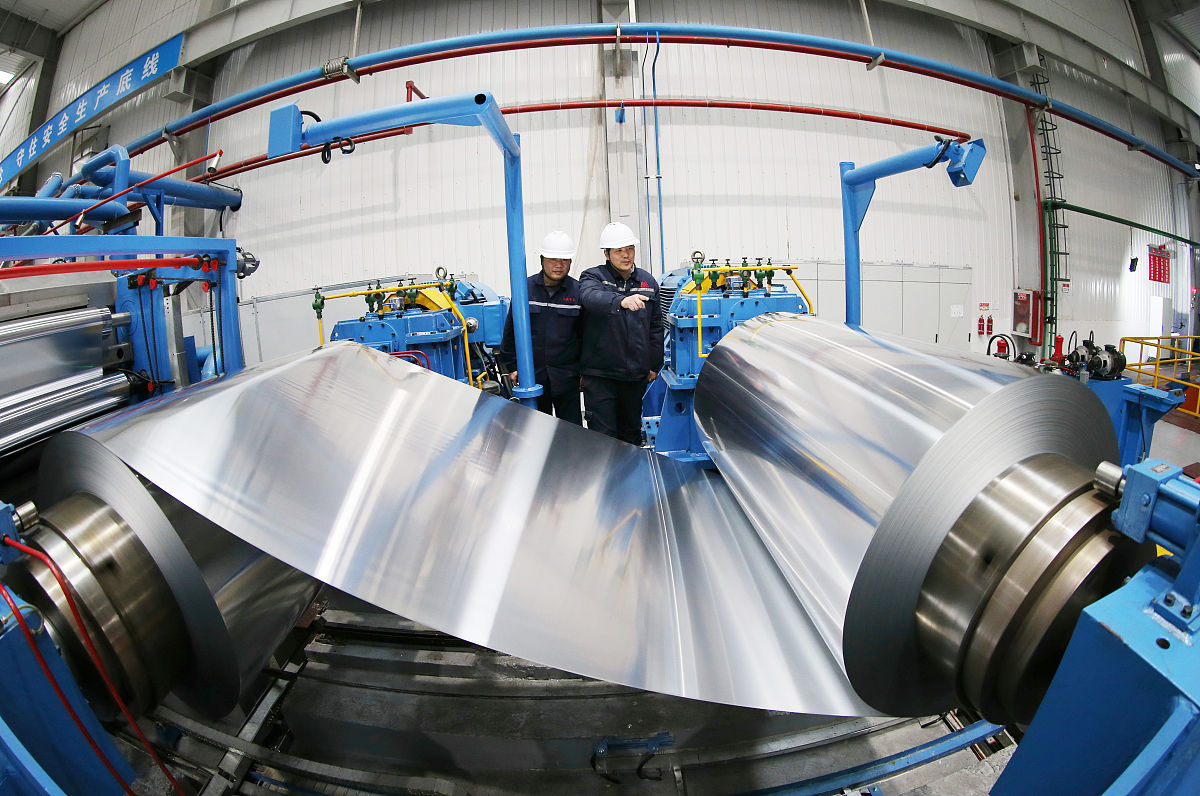 近年来随着信息电子产业的兴旺发达产品向小型轻量化发展高硬质金属箔的需求量越来越大并且还将向汽车排气净化装置、精密钢片弹簧材、装修建材等方面延伸市场可望大幅度扩大。轧制金属箔材道次工艺设计是一个复杂而关键的过程需要考虑多个因素如材料类型、厚度、宽度、硬度、弹性模量等。在设计过程中需要确定轧制机的辊缝间距、辊径、轧制力、轧制速度、冷却方式等参数并进行相应的调整和优化以达到所需的产品形状、尺寸和性能要求