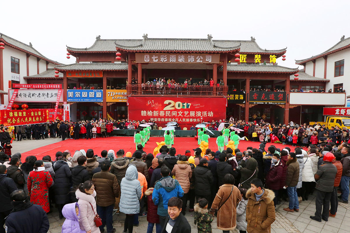 江西樟树市有着丰富的历史文化底蕴有药都、酒都、盐都之称。端午节 各家门前都挂起了艾草和菖蒲 赛龙舟更是热闹 天公虽然不作美 下着雨 但激情挡不住 人民挥舞着旗帜 呐喊声不断 2000文字