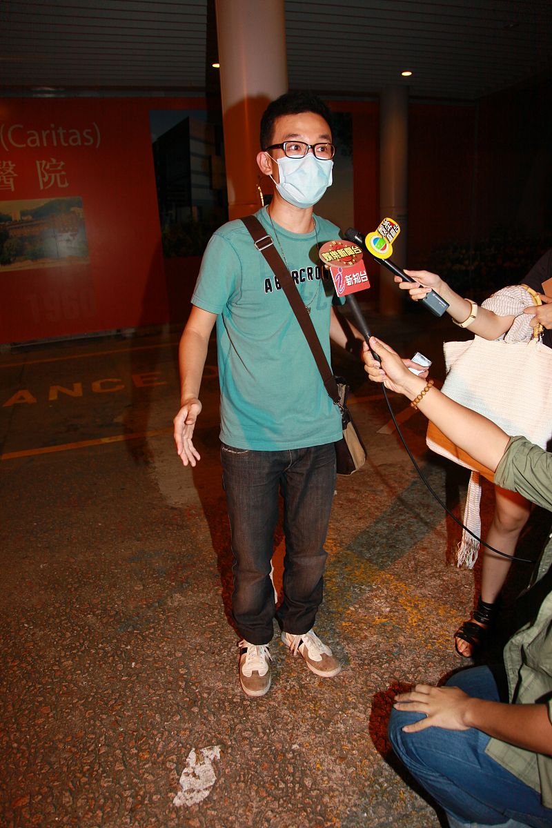 2009年7月10日,香港,陈慧琳的助理离开医院回家.+++_+++陈慧琳,女星,
