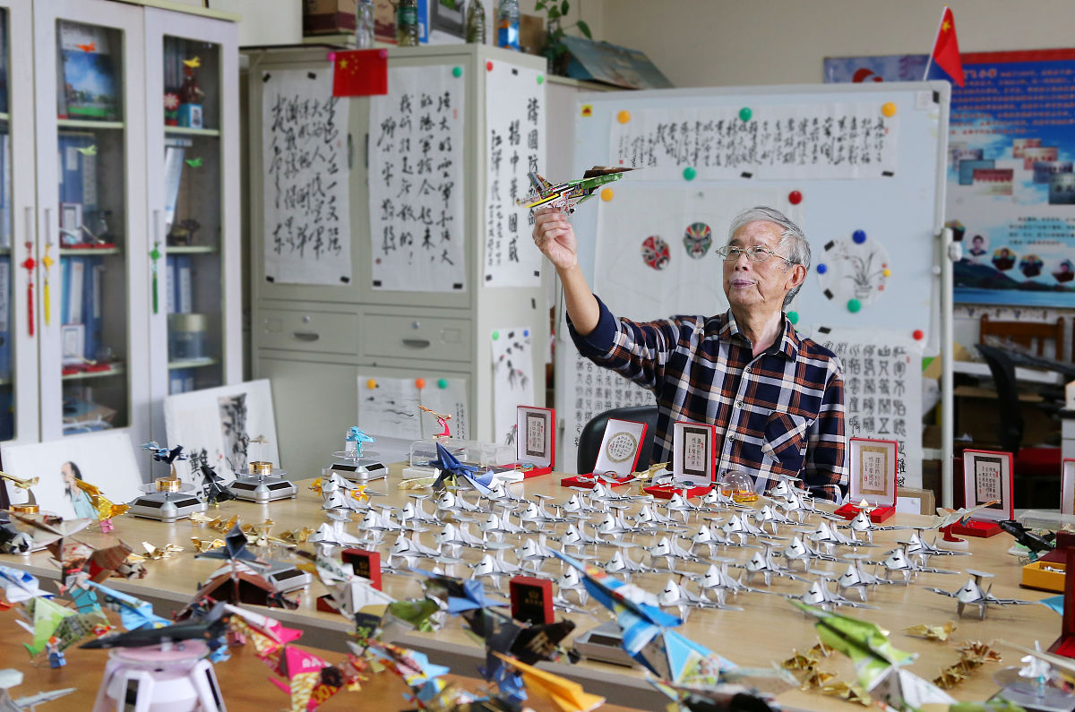 2019年9月15日,成都,许树全是成飞小学的退休教师,他从小喜欢折纸,退