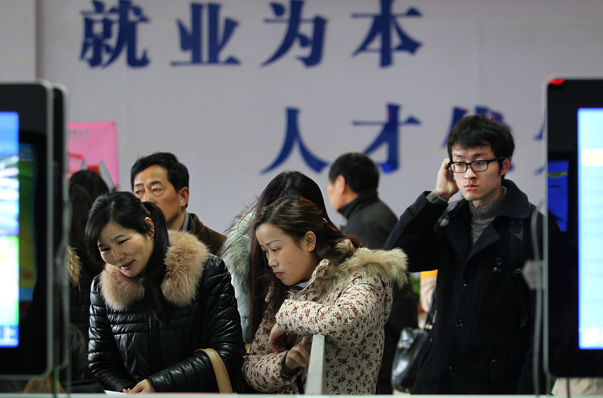 请帮我写一份会议主持词会议主题：轨道交通行业2023年高校毕业生就业工作交流会会议议程分别为1中南大学交通运输与工程学院分享工作经验；2北京交通大学就业部门分享工作经验；3兰州交通大学就业部门分享工作经验；4东道主西南交大就业部门分享工作经验；5石家庄铁道大学就业部门分享工作经验；6华东交大就业部门分享工作经验；7猎聘校园分享校园招聘以及雇主品牌建设；8交流座谈