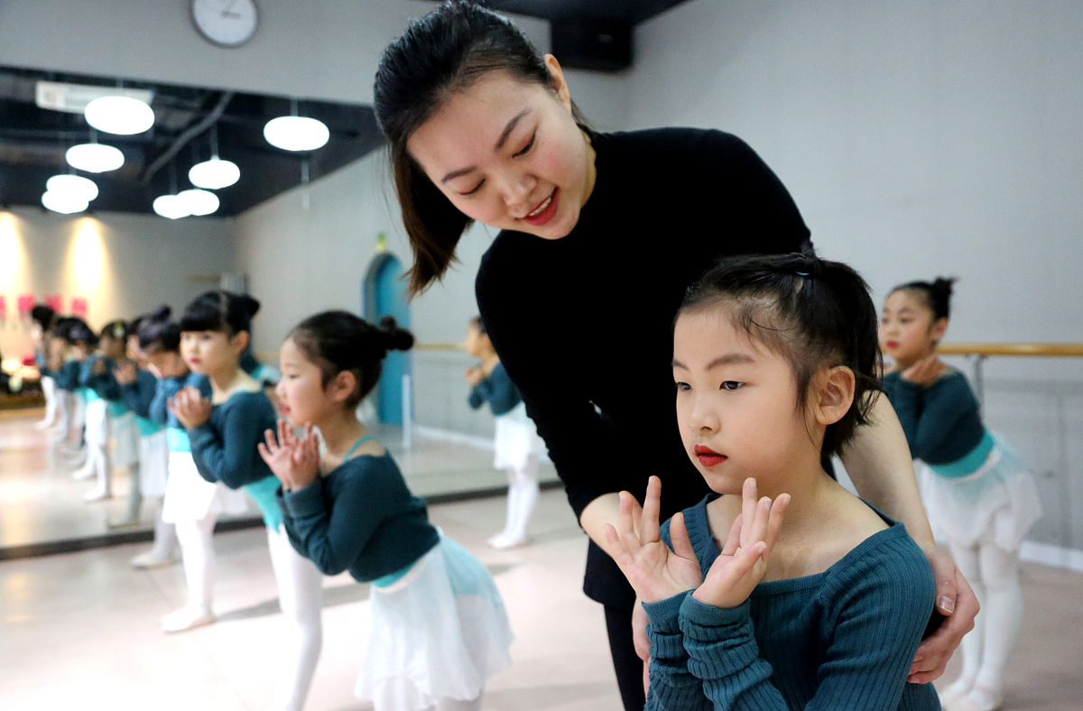 舞蹈课堂随拍：孩子们优美演绎第一段，在家也要坚持练习！