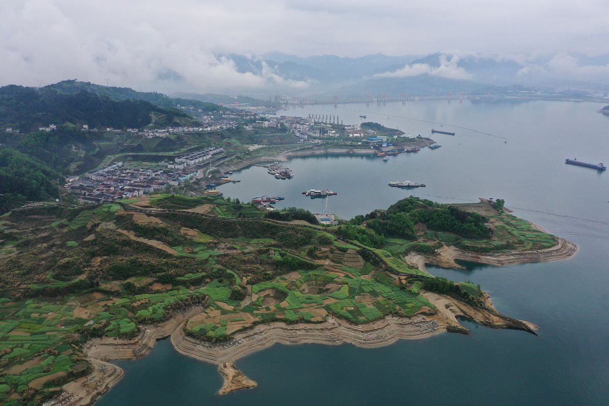 2021年4月2日,湖北宜昌,三峡大坝坝前水位下降明显,为腾库防御洪做准