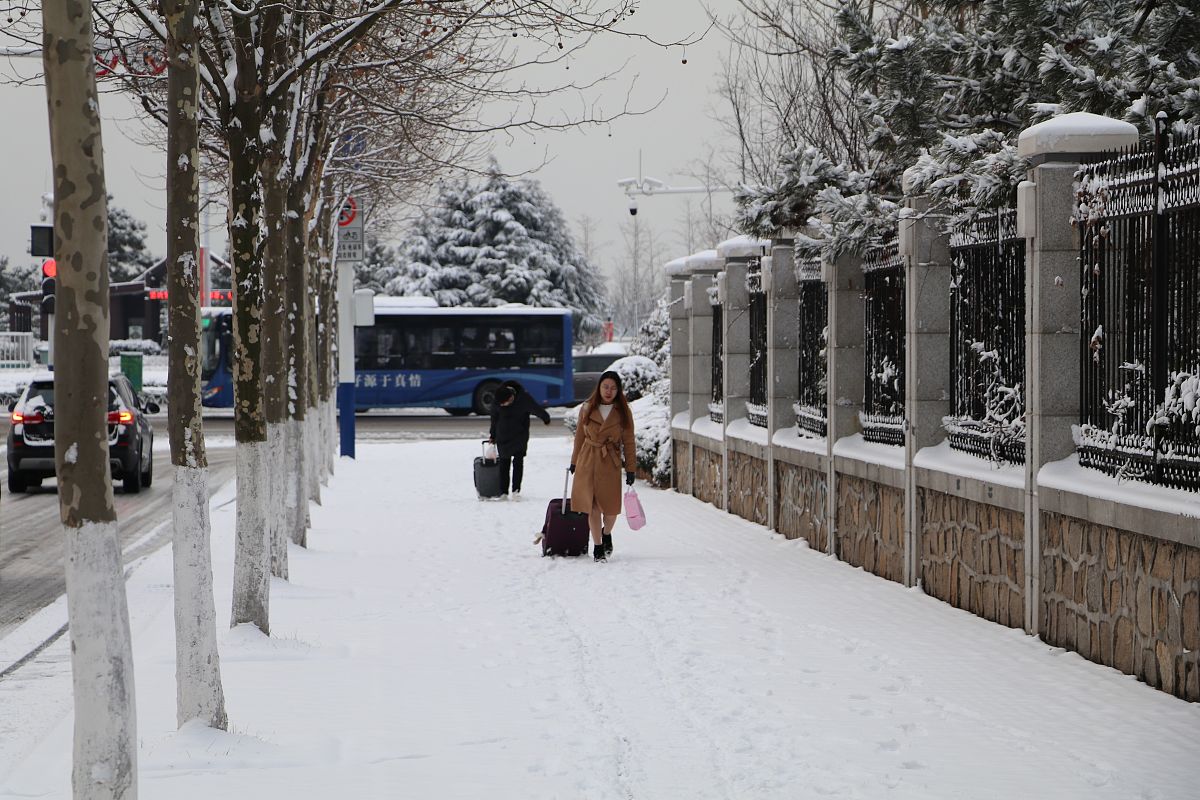 2019年2月14日,山东青岛,受降雪影响城市路面结冰,市民出行收到影响.
