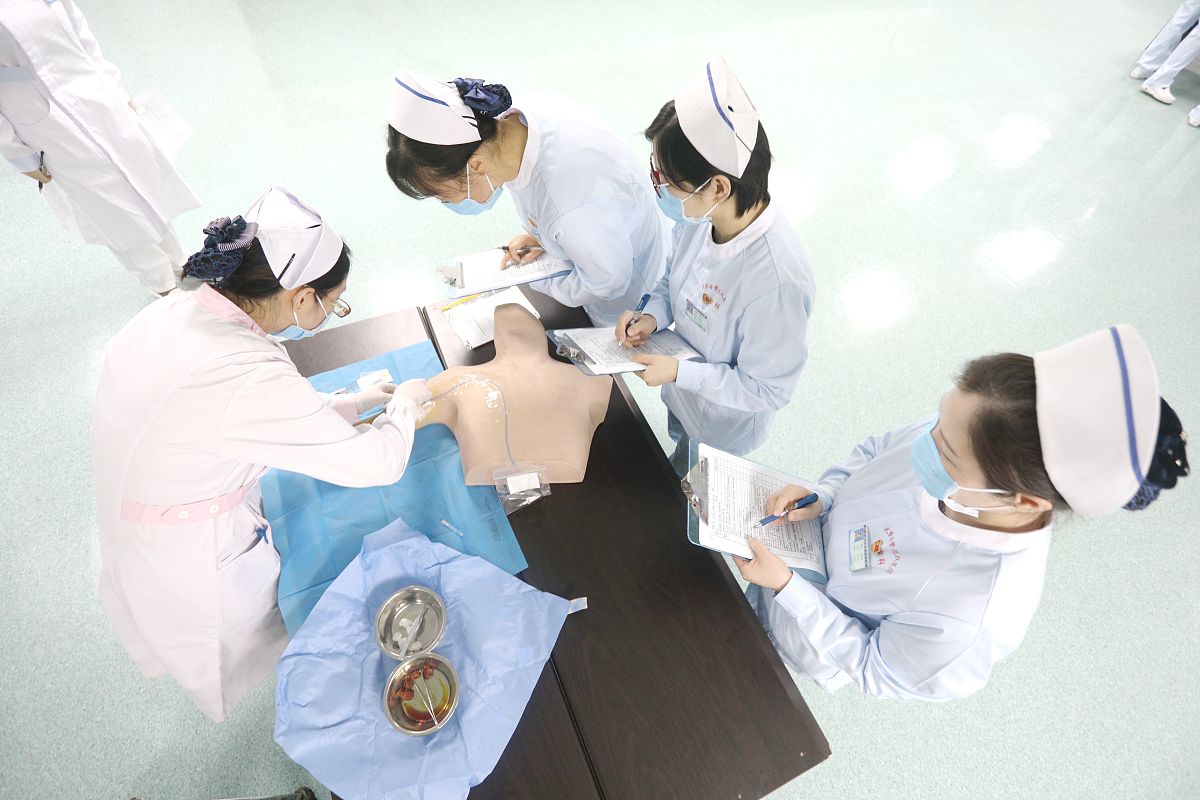 提高护生实习后期临床沟通能力、减少呼唤矛盾、改善医疗卫生服务的建议总结一下