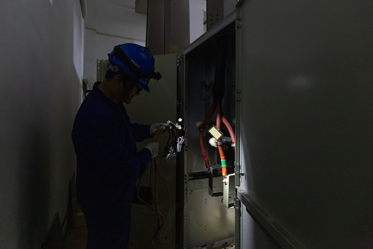 为官兵对宿舍内灯泡进行更换维修写一篇新闻稿