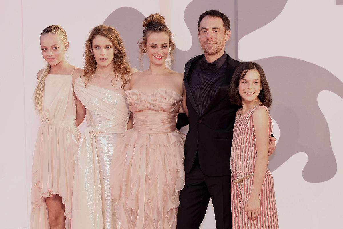 Assess the casting in detailIn the early morning on the streets of San Francisco police officer Mike played by William Poulter leads a team to catch thief Peter played by Fionn Whitehead During the ch