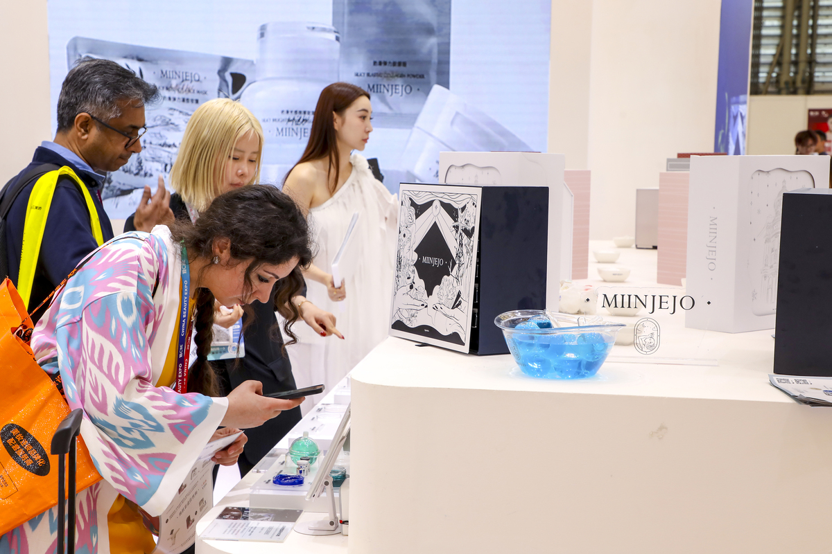 你是一个创业者想开一个艺术商店目标用户是18岁到26岁的女性主要卖一些网红商品比如好看的笔记本发卡等。现在你要为这个店起3个英文名字要求不超过7个字母能让用户快速的记住你的店铺。