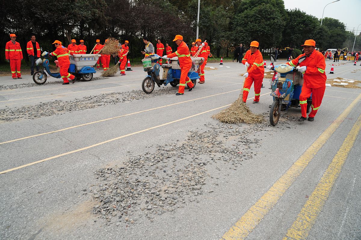 致敬公路人：行走者的足迹，奉献的象征