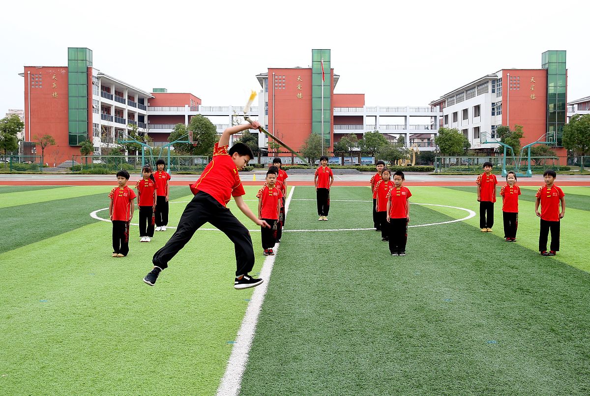 2021年10月19日,江苏省句容市天王中心小学武术社团的学生在武术教练