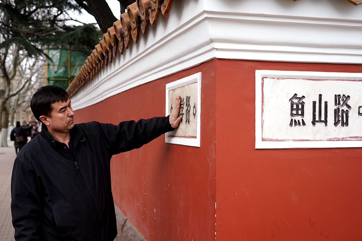 默认分手三个月男人说话时故意不看你但是给别人说话时故意提我名当时我也在场