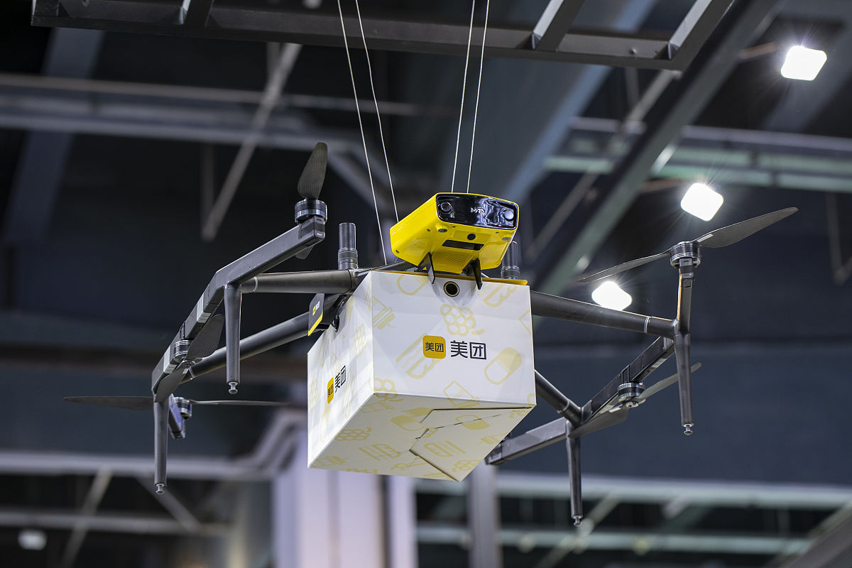 企业也可以考虑引入无人机技术减少配送时间、降低配送成本和增强配送效果解决配送难度大和时间压力大的问题提供高效、智能、快捷和安全的配送服务。或则是引入机器人技术提升配送服务的效率和准确性如物品搬运、检测、分类、打包等工作可以通过机器人自动化处理降低人工成本和提高作业效率。也可以。使用GPS技术实时监控配送车辆的位置和行驶路线实现路线规划、交通管制等提高配送速度和效率降低交通事故率和违法行为。最后通过