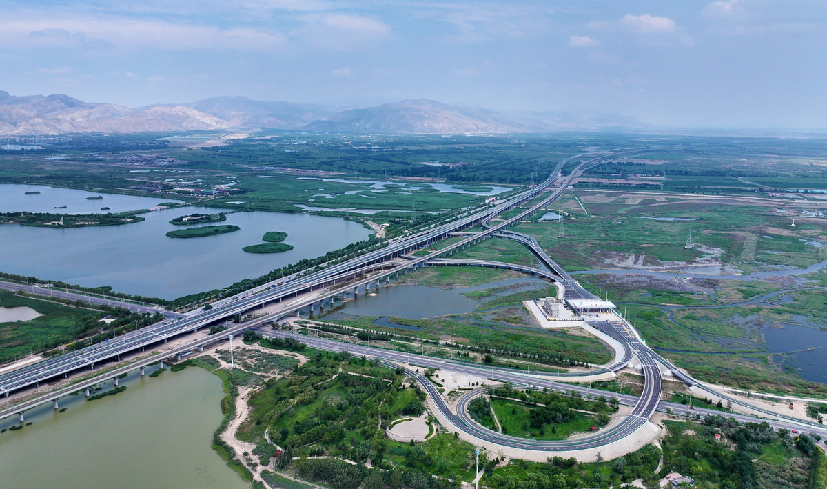 以爱国爱校爱家乡为主题写一写家乡石嘴山的变化或者写家乡的优美景色也可以写人通过写人的真善美来反映社会的进步