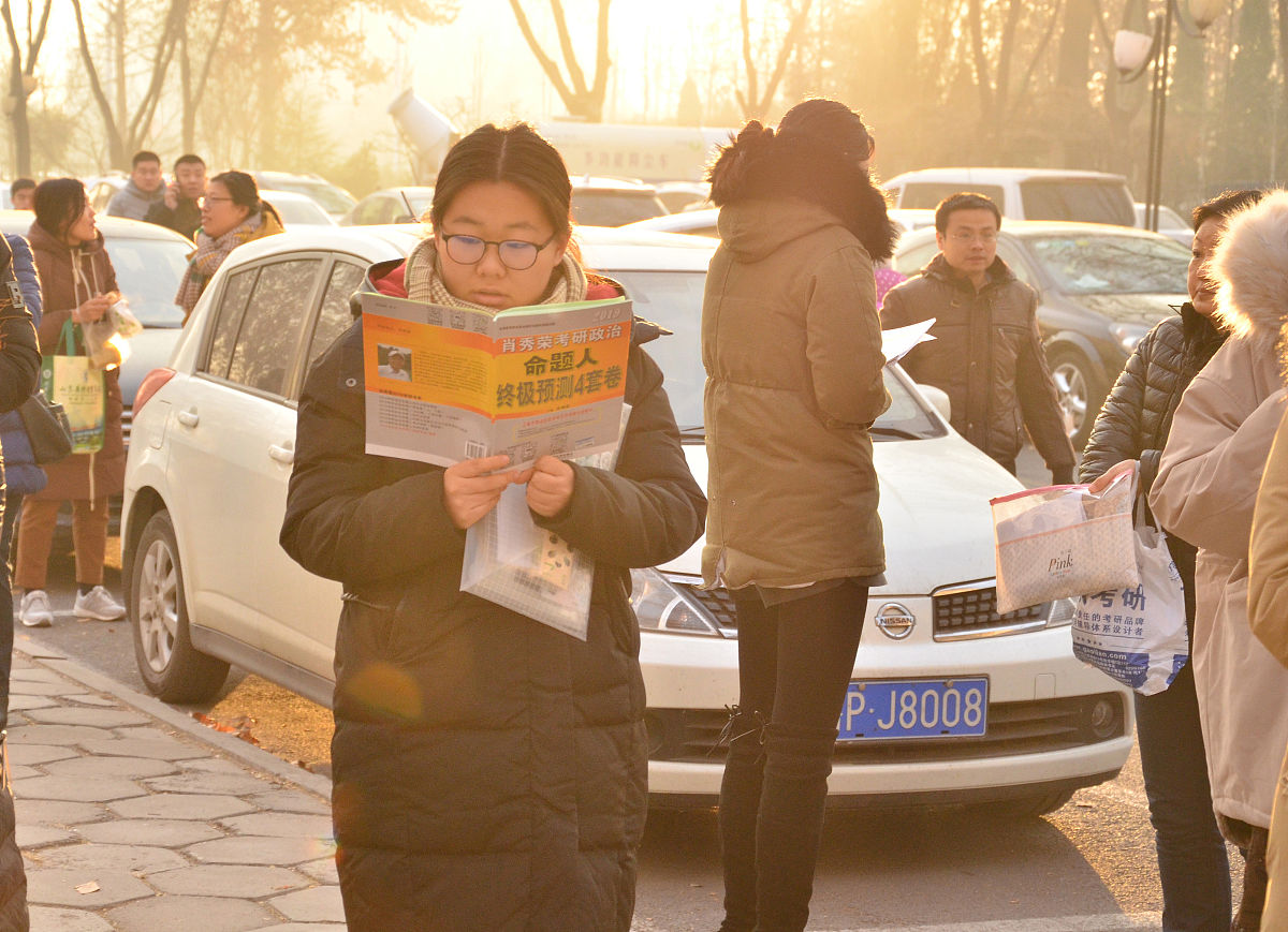以“考研分数线预测”为主题，写一篇文章